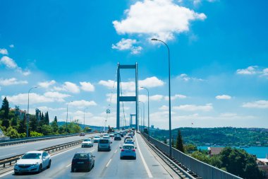 Istanbul, Türkiye - 11 Temmuz 2017: Trafik Boğaziçi Köprüsü'nde. Istanbul 'un Avrupa waterside ile Asya waterside bağlayan Boğaz köprüsünde