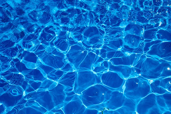 Kék Hasított Víz Uszodában — Stock Fotó