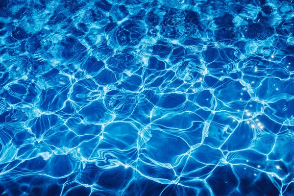 Yüzme havuzunda mavi yırtık su