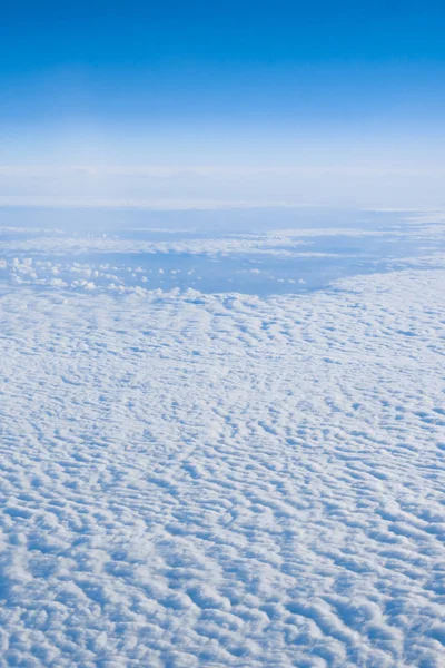 Uçak penceresinden bulutlar