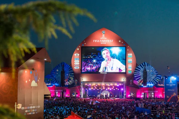 Soçi, Rusya - 7 Temmuz 2018: Futbol taraftarları kare. Sochi içinde 2018 sırasında FIFA Dünya Kupası