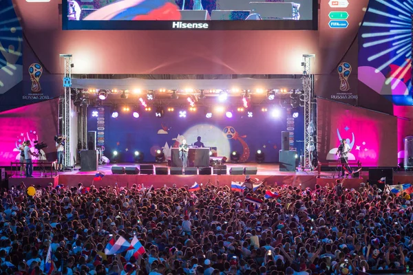 Soçi, Rusya - 7 Temmuz 2018: Futbol taraftarları kare. Sochi içinde 2018 sırasında FIFA Dünya Kupası