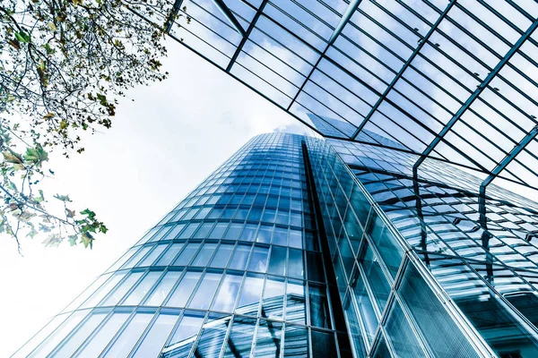 スチール ブルー ガラス高層高層ビルを建築物 — ストック写真