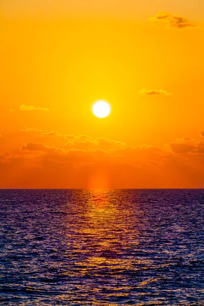 güzel gökyüzü günbatımı Denizi ile 