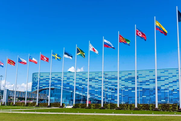 Soçi, Rusya - 16 Mayıs 2016. Olympic Park. Ülke bayrakları