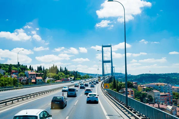 Istanbul, Türkiye - 11 Temmuz 2017: Trafik Boğaziçi Köprüsü'nde. Istanbul 'un Avrupa waterside ile Asya waterside bağlayan Boğaz köprüsünde