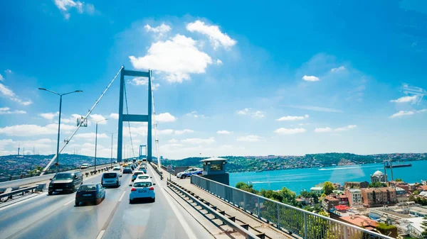 Istanbul Turquía Julio 2017 Tráfico Puente Del Bósforo Puente Sobre —  Fotos de Stock