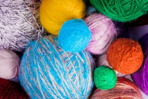 Yün iplik topları. İplik örme için