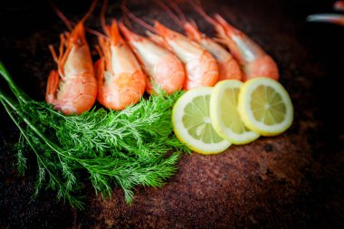  karides taş tabakta yemek için. Gıda arka plan