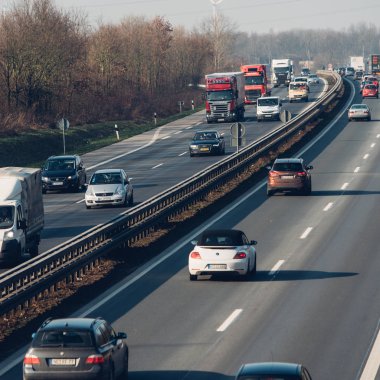 Mönchengladbach, Almanya - 07 Şubat 2018: Karayolu ulaşım otomobil ve kamyon ile