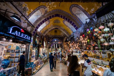 Istanbul, Türkiye - 10 Temmuz 2017: Kapalıçarşı, Istanbul, Türkiye. Dünyanın en büyük ve en eski kapalı piyasalar biridir