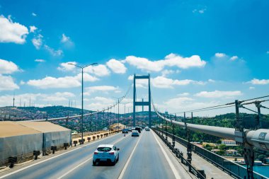 Istanbul, Türkiye - 11 Temmuz 2017: Trafik Boğaziçi Köprüsü'nde. Istanbul 'un Avrupa waterside ile Asya waterside bağlayan Boğaz köprüsünde