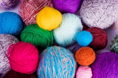 Yün iplik topları. İplik örme için