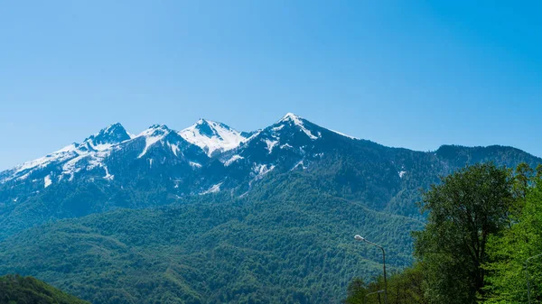 Hermoso Paisaje Con Nieve Cubierta Picos Montaña Del Cáucaso — Foto de Stock