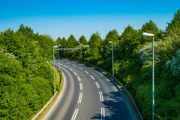 Güzel Yol Köy Yolunda Beyaz Çizgiler Ile — Stok fotoğraf