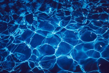 Yüzme havuzunda mavi yırtık su