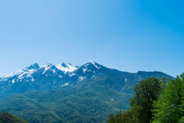 Caucasus dağ doruklarına güzel manzara kar ile kaplı