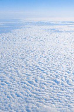 Uçak penceresinden bulutlar