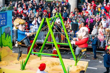 Köln, Almanya - 12 Şubat 2018: Atış karnaval geçit Köln, Almanya için 12 Şubat 2018 şehir merkezinde. Angela Merkel ve Martin Schulz