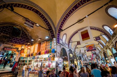 Istanbul, Türkiye - 10 Temmuz 2017: Kapalıçarşı, Istanbul, Türkiye. Dünyanın en büyük ve en eski kapalı piyasalar biridir