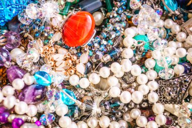 Takı. Kolye, bilezik, yüzük ve zincirler