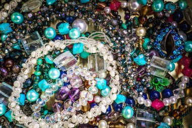 Takı. Kolye, bilezik, yüzük ve zincirler