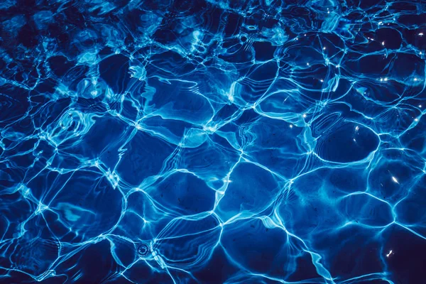 수영장에서 파란색으로 — 스톡 사진