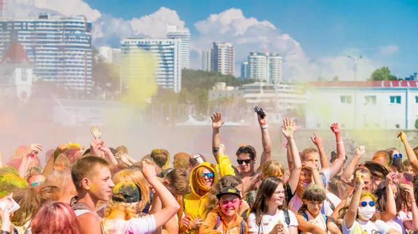 Sotschi Russland Juli 2018 Fröhliche Junge Leute Haben Spaß Farben — Stockfoto