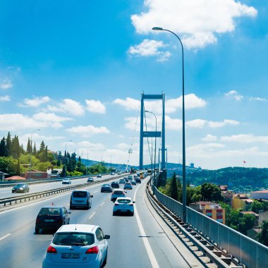 Istanbul, Türkiye - 11 Temmuz 2017: Trafik Boğaziçi Köprüsü'nde. Istanbul 'un Avrupa waterside ile Asya waterside bağlayan Boğaz köprüsünde