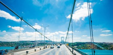 Istanbul, Türkiye - 11 Temmuz 2017: Trafik Boğaziçi Köprüsü'nde. Istanbul 'un Avrupa waterside ile Asya waterside bağlayan Boğaz köprüsünde