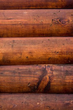 Kütüklerden ahşap duvar