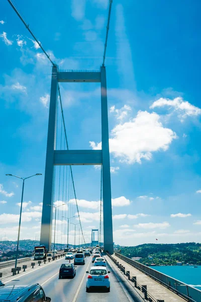 Istanbul, Türkiye - 11 Temmuz 2017: Trafik Boğaziçi Köprüsü'nde. Istanbul 'un Avrupa waterside ile Asya waterside bağlayan Boğaz köprüsünde