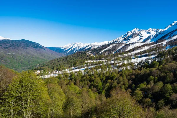 Hermoso Paisaje Con Nieve Cubierta Picos Montaña Del Cáucaso —  Fotos de Stock