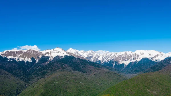 Hermoso Paisaje Con Nieve Cubierta Picos Montaña Del Cáucaso — Foto de Stock