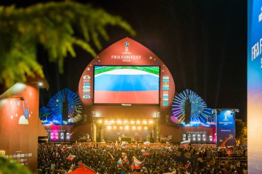 Soçi, Rusya - 7 Temmuz 2018: Futbol taraftarları kare. Sochi içinde 2018 sırasında FIFA Dünya Kupası