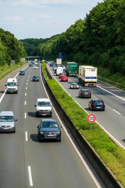 Düsseldorf, Almanya-Ağustos 21,2017: Trafik bir Alman karayolu üzerinde. 