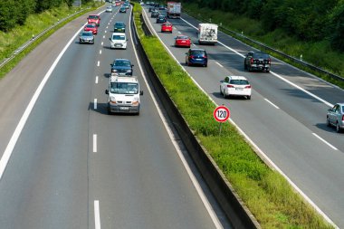 Düsseldorf, Almanya-Ağustos 21,2017: Trafik bir Alman karayolu üzerinde. 