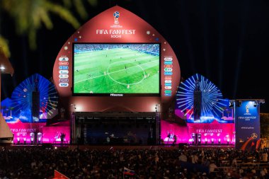 Soçi, Rusya - 7 Temmuz 2018: Futbol taraftarları kare. Sochi içinde 2018 sırasında FIFA Dünya Kupası. Rusya vs Hırvatistan