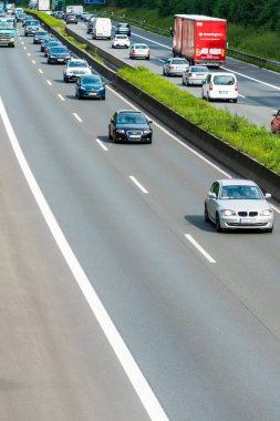 Düsseldorf, Almanya-Ağustos 21,2017: Araba trafik Almanya'daki otoyollar üzerindeki