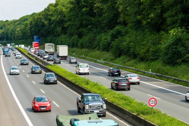 Düsseldorf, Almanya-Ağustos 21,2017: Araba trafik Almanya'daki otoyollar üzerindeki