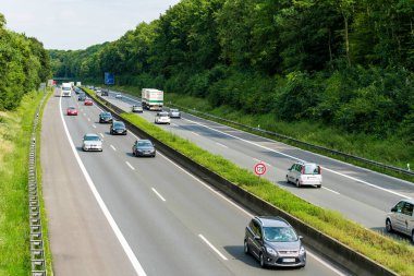 Düsseldorf, Almanya-Ağustos 21,2017: Araba trafik Almanya'daki otoyollar üzerindeki