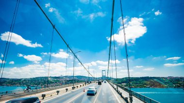Istanbul, Türkiye - 11 Temmuz 2017: Trafik Boğaziçi Köprüsü'nde. Istanbul 'un Avrupa waterside ile Asya waterside bağlayan Boğaz köprüsünde