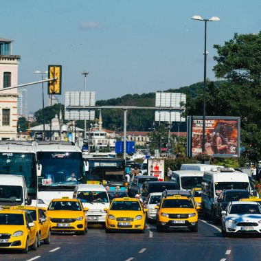 Istanbul, Türkiye, 11 Temmuz 2017: bitirim Istanbul'da. Trafik karayolu üzerinde. Türkiye