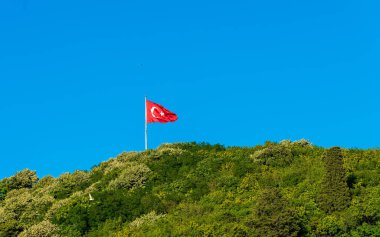 Mavi gökyüzünde dalgalanan Türk bayrağı