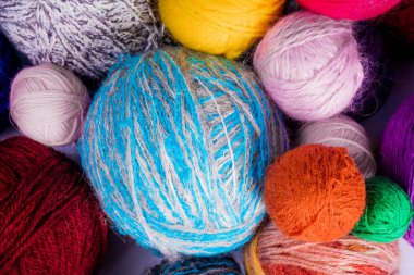 Yün iplik topları. İplik örme için