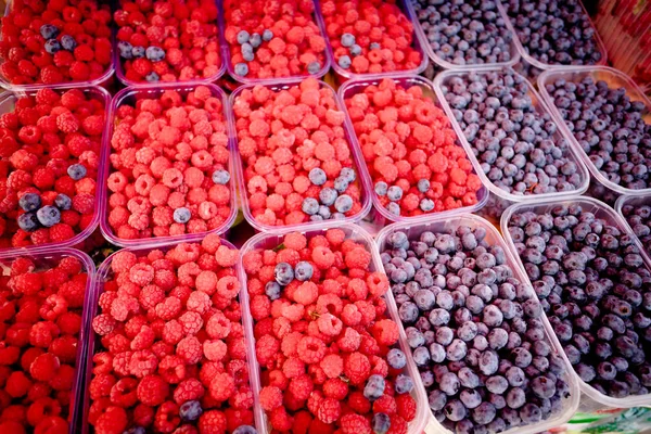 Bogyós Gyümölcsök Kosarak Piacon Vegyes Bogyós Gyümölcsök Piaci Eco — Stock Fotó