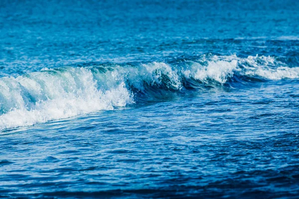 Ondas Batendo Praia — Fotografia de Stock