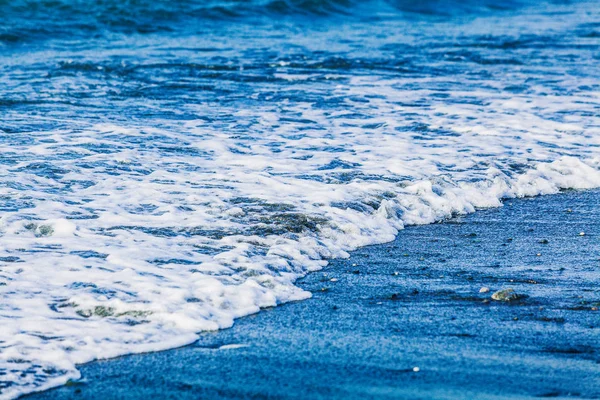 Vågorna Kraschar Stranden — Stockfoto