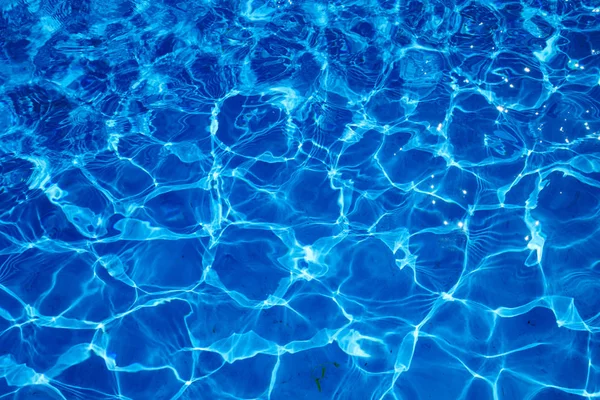 Eau Bleue Déchiré Dans Piscine — Photo