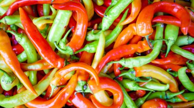 biber piyasada. Çok renkli biber